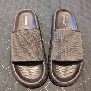 Cushionaire Slides Color is deceiving! They are Black!